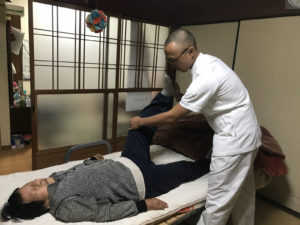 訪問治療 鍼灸 マッサージ オステオパシー 治療風景 渋江鍼灸マッサージ